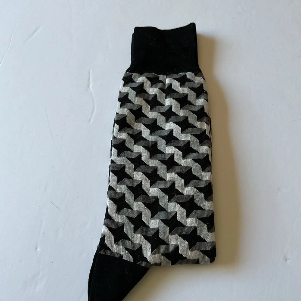 BUGATCHI MENS OPTICAL ILLUSION MERCERIZED COTTON SOCKS BLACK GRAY WHITE OS NWOT